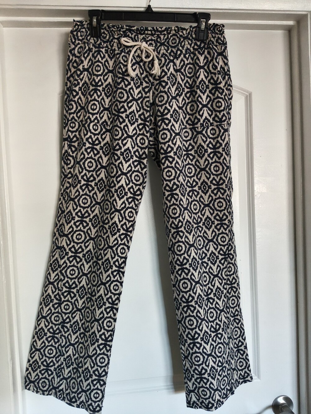 Gorgeous Kiss & Cry casual pants!